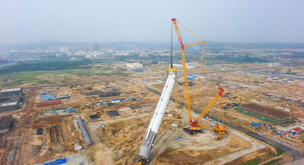 大阳城集团娱乐网站app自主研制的“全球第一吊”4000吨级履带式起重机首吊成功